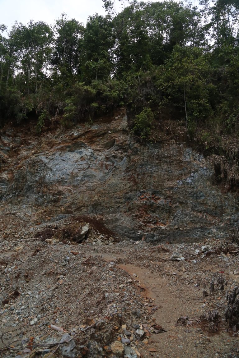  Serpentinite Terbreksiasi Lioka